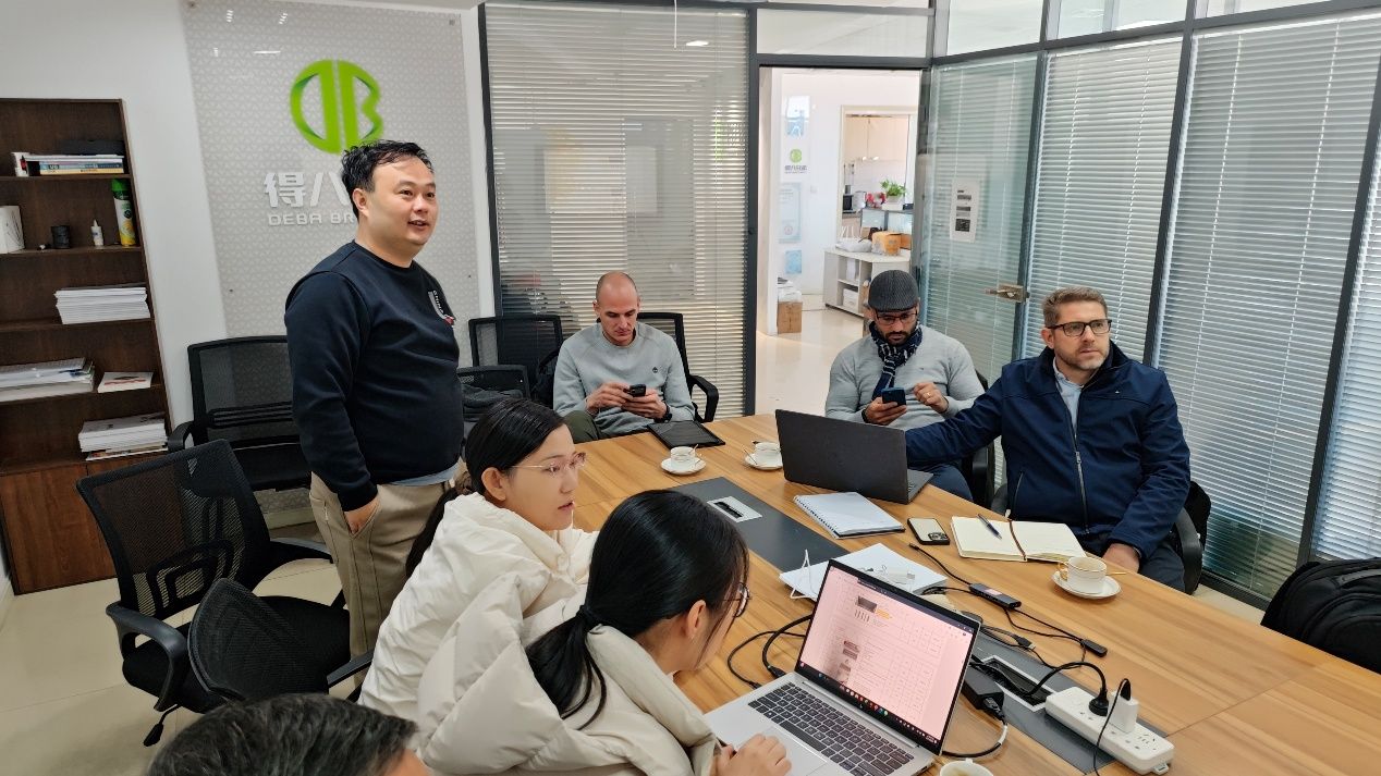 パラグアイの顧客がデバ・ブラザーズを訪問、12,000頭の雌豚養豚場の計画と製品力を高く評価