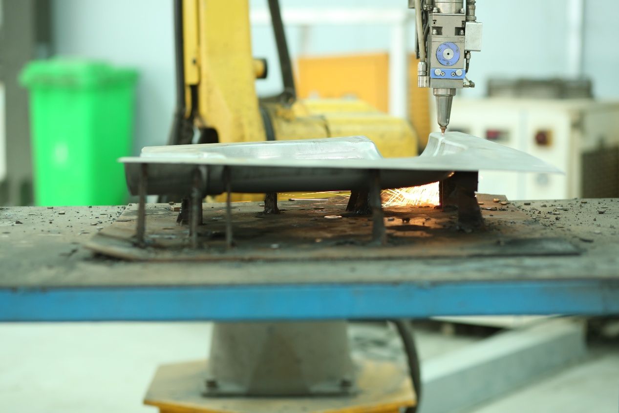 効率的かつ正確な搬送を実現するデバブラザー自動供給システム