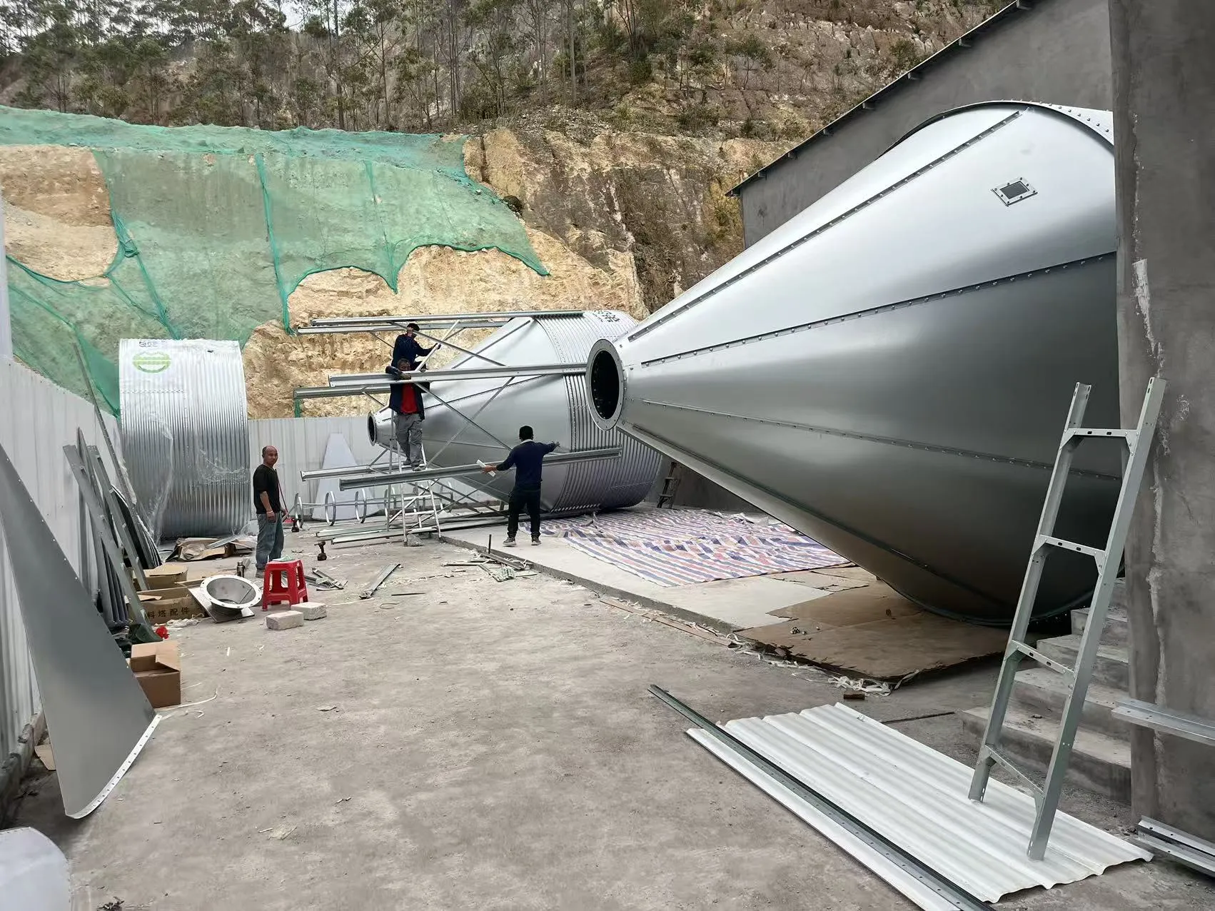 デバブラザーの広東省大規模養豚場プロジェクト建設中、年間生産能力30万頭の子豚を予定