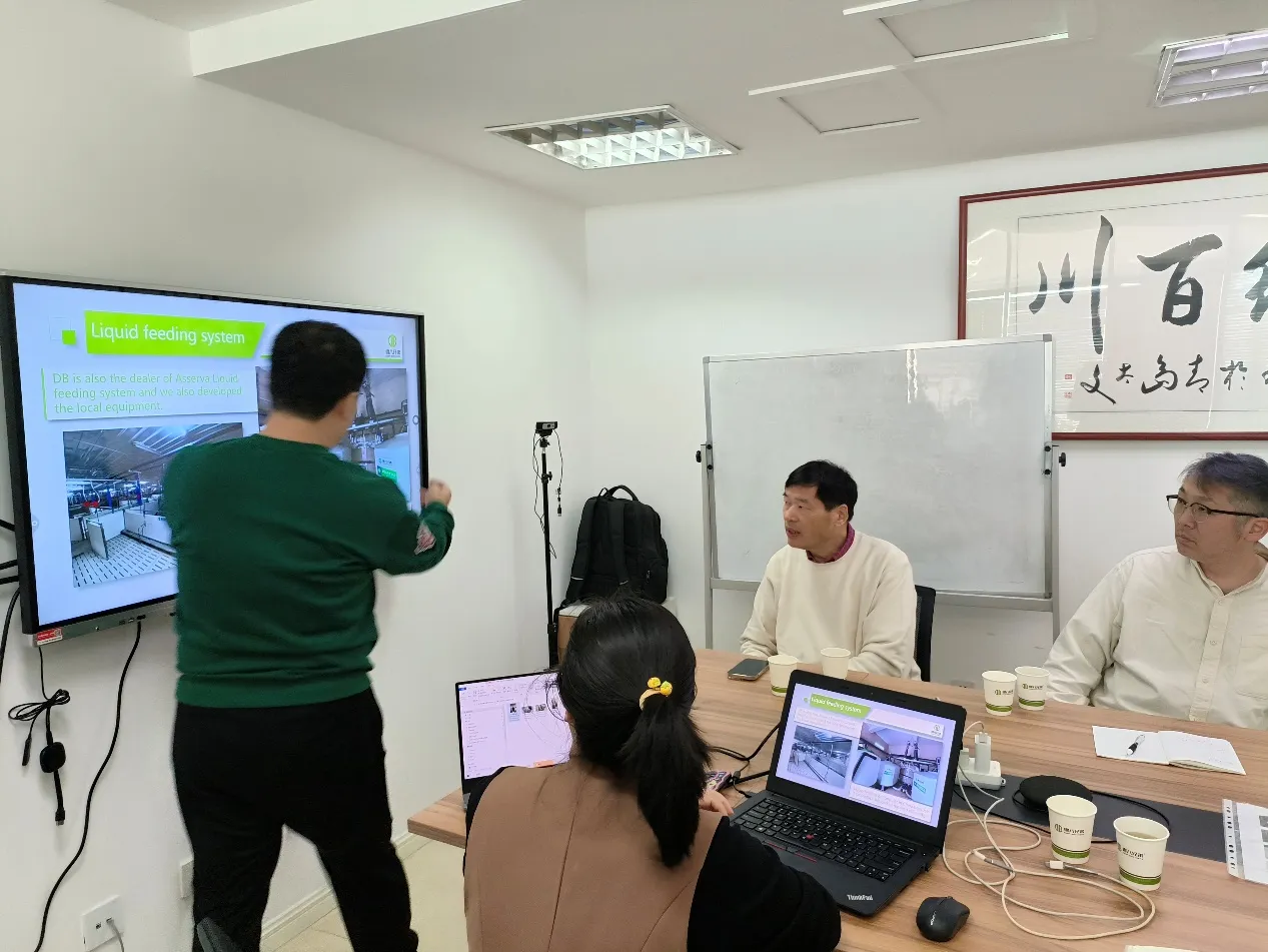 東南アジアの顧客が完全な産卵ケージと自動採卵ソリューションについて話し合う